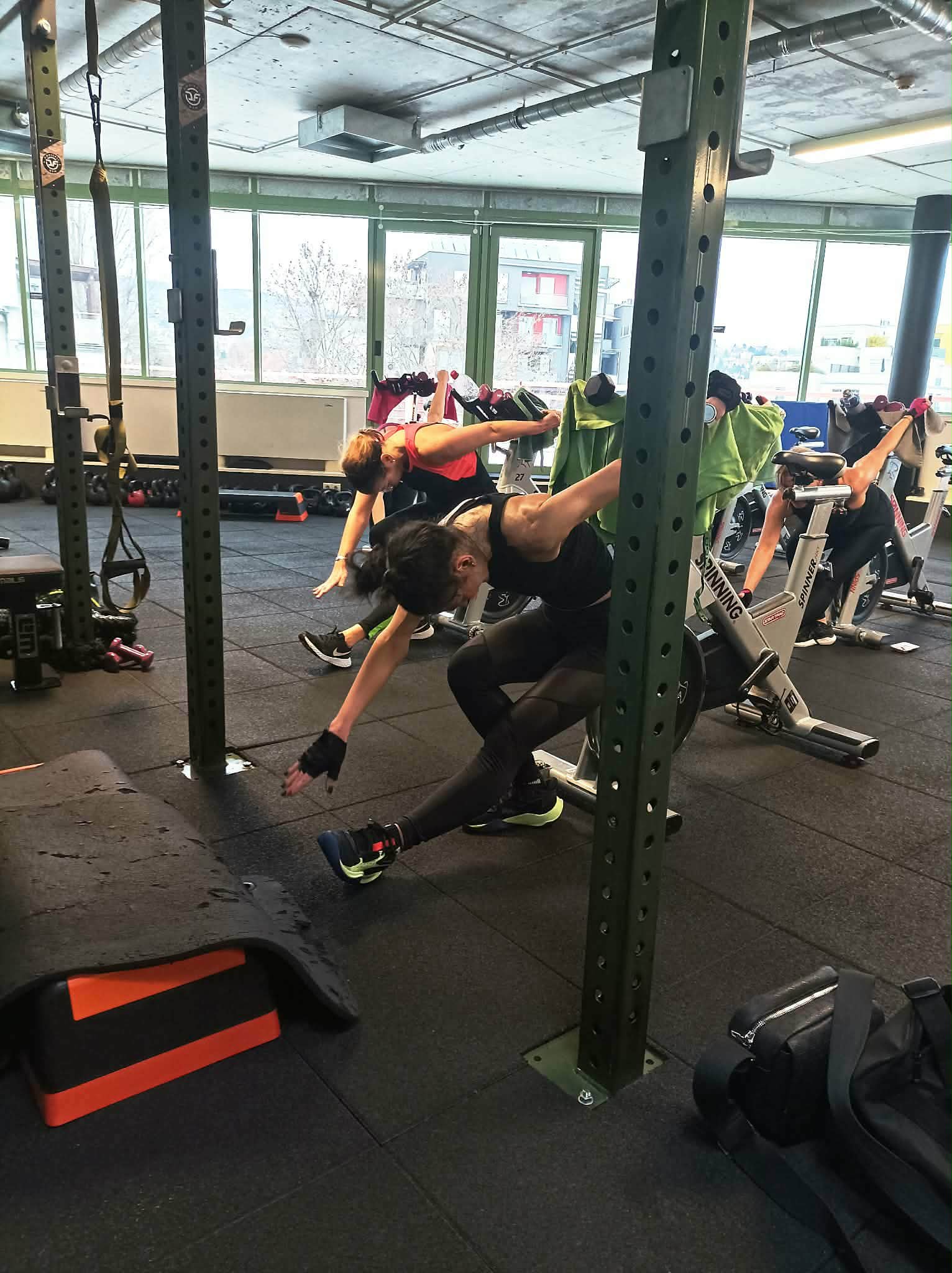 Résztvevő egyensúlyozó nyújtógyakorlatot végez a spinning-teremben