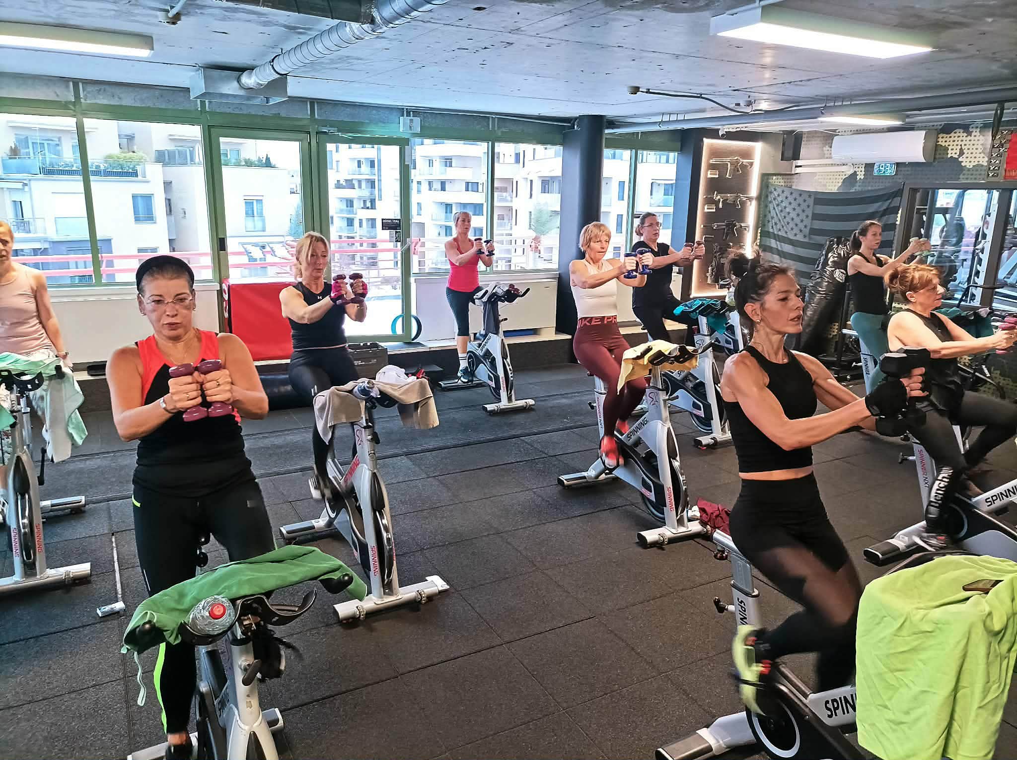 Fusion-BIKE óra kézisúlyzós erősítő része a spinning-kerékpárokon